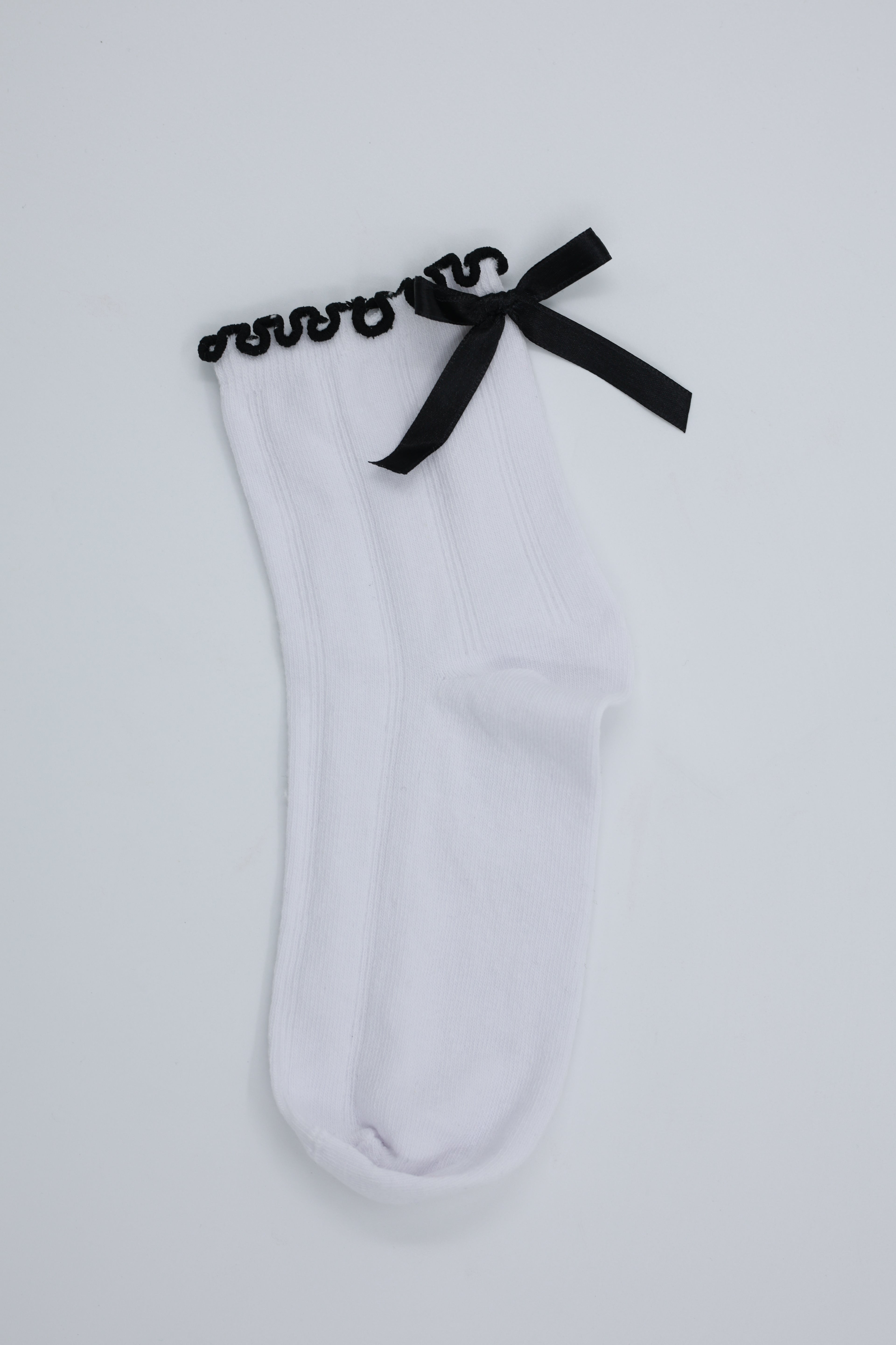 Siyah Kurdeleli Fırfır Çorap